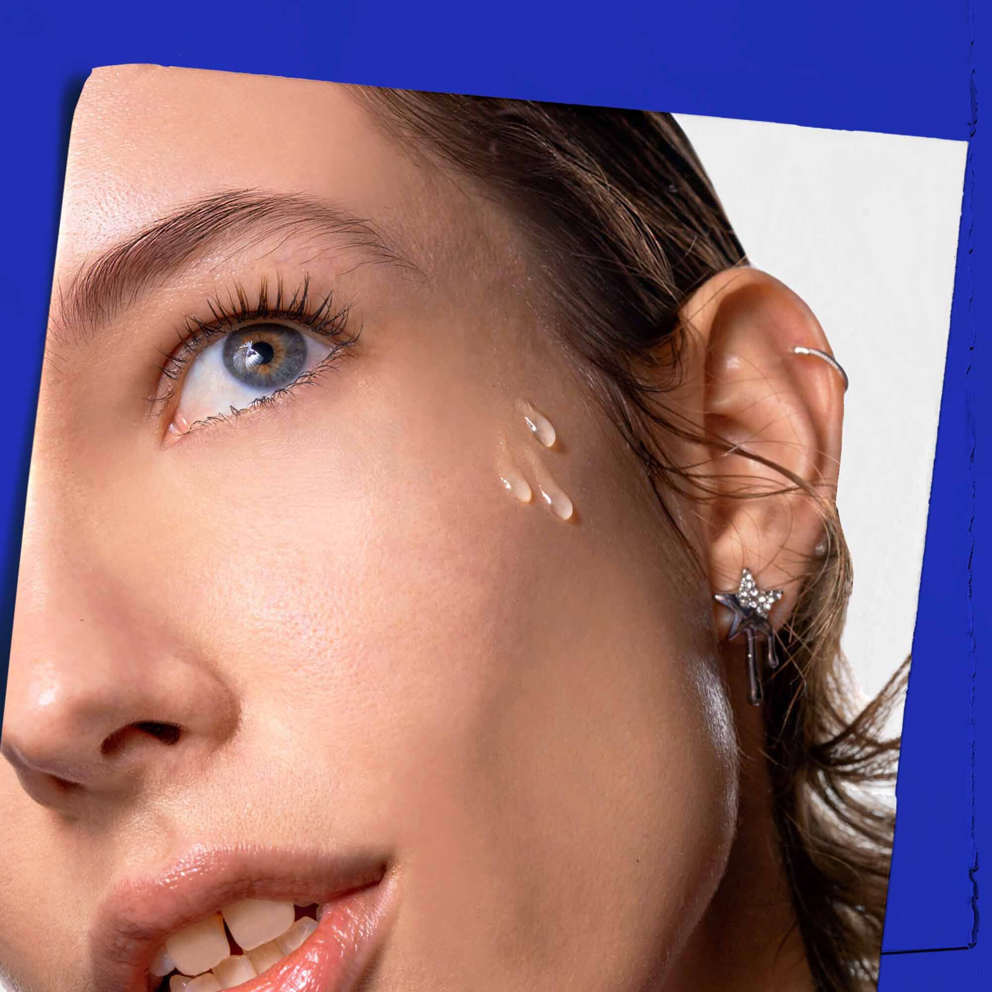 Midnight Recovery Concentrate face oil applied to the skin.